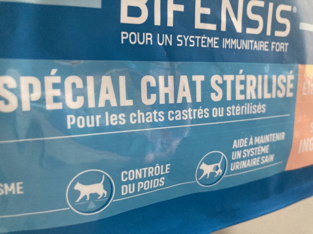 Devant d'un sac de croquettes de chat stérilisé